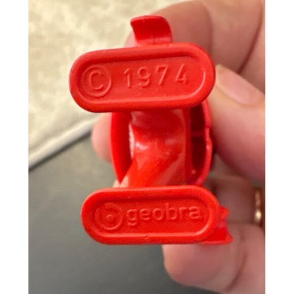 Vtg Playmobil Red Figure With Black Hair & Yellow Thermos Accessory Geobra 1974 - Picture 5 of 5